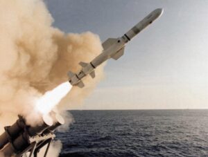 Harpoon-Flugkörper unmittelbar nach dem Abschuss