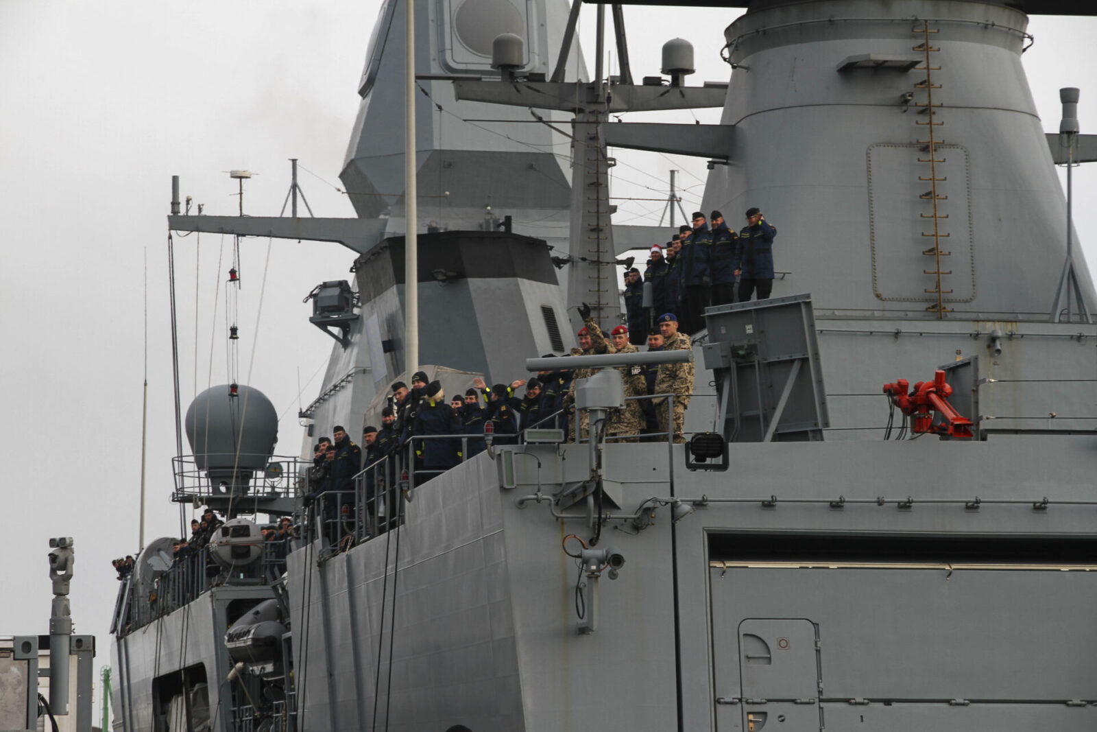 Die Fregatte „Hamburg“ war fast fünf Monate bei der Operation IRINI eingesetzt und kehrt pünktlich zum 4. Advent in ihren Heimatshafen zurück. Auch die Soldaten freuen sich darauf, ihre Liebsten wiedersehen zu können und winken fleißig.