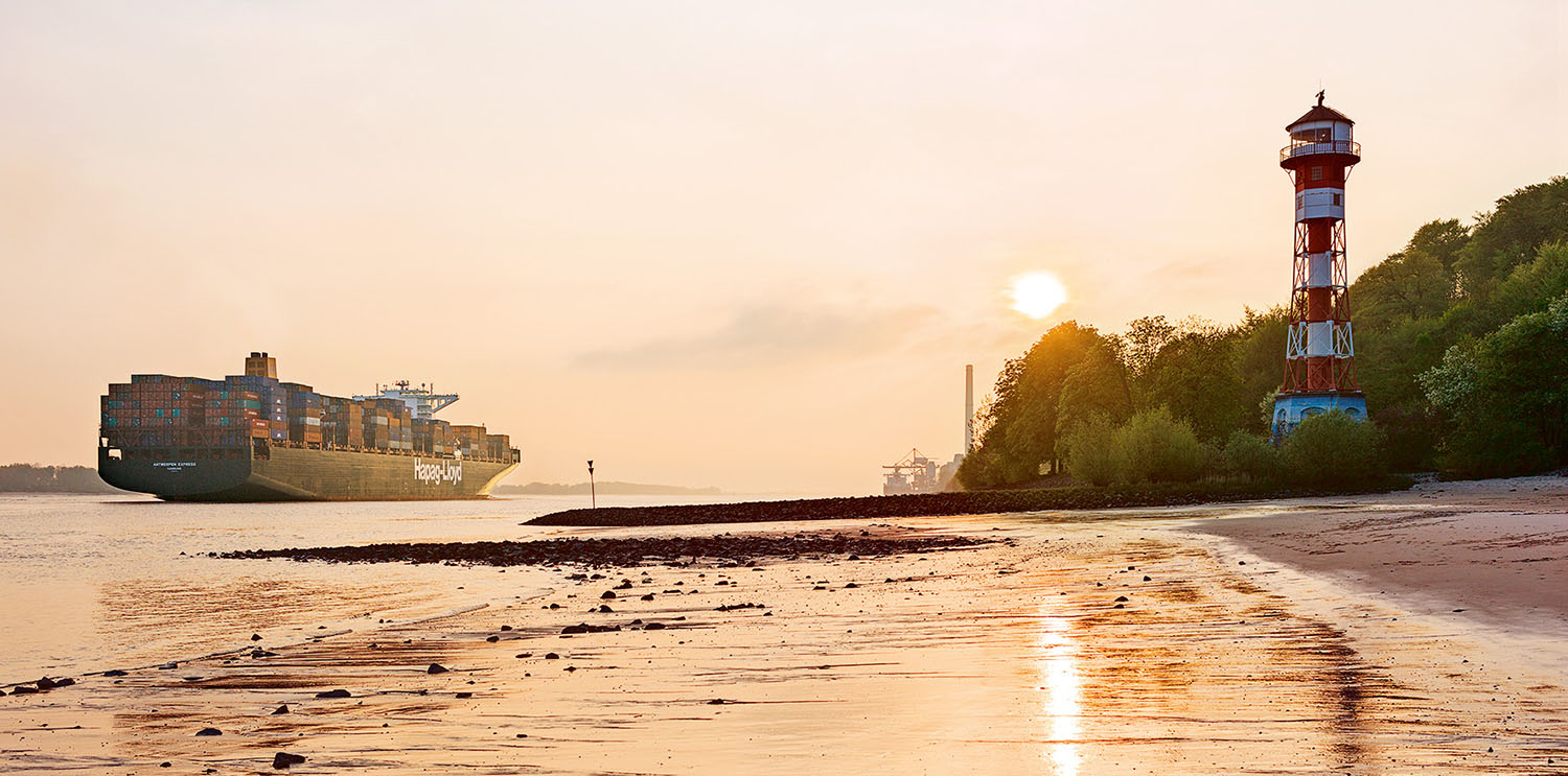 Ein Containerschiff von Hapag-Lloyd verlässt den Hamburger Hafen