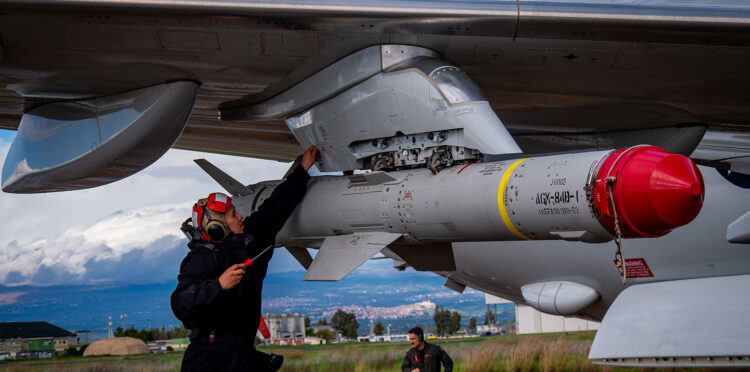 Bewaffnung einer amerikanischen P-8 Poseidon mit Harpoon-FKs
