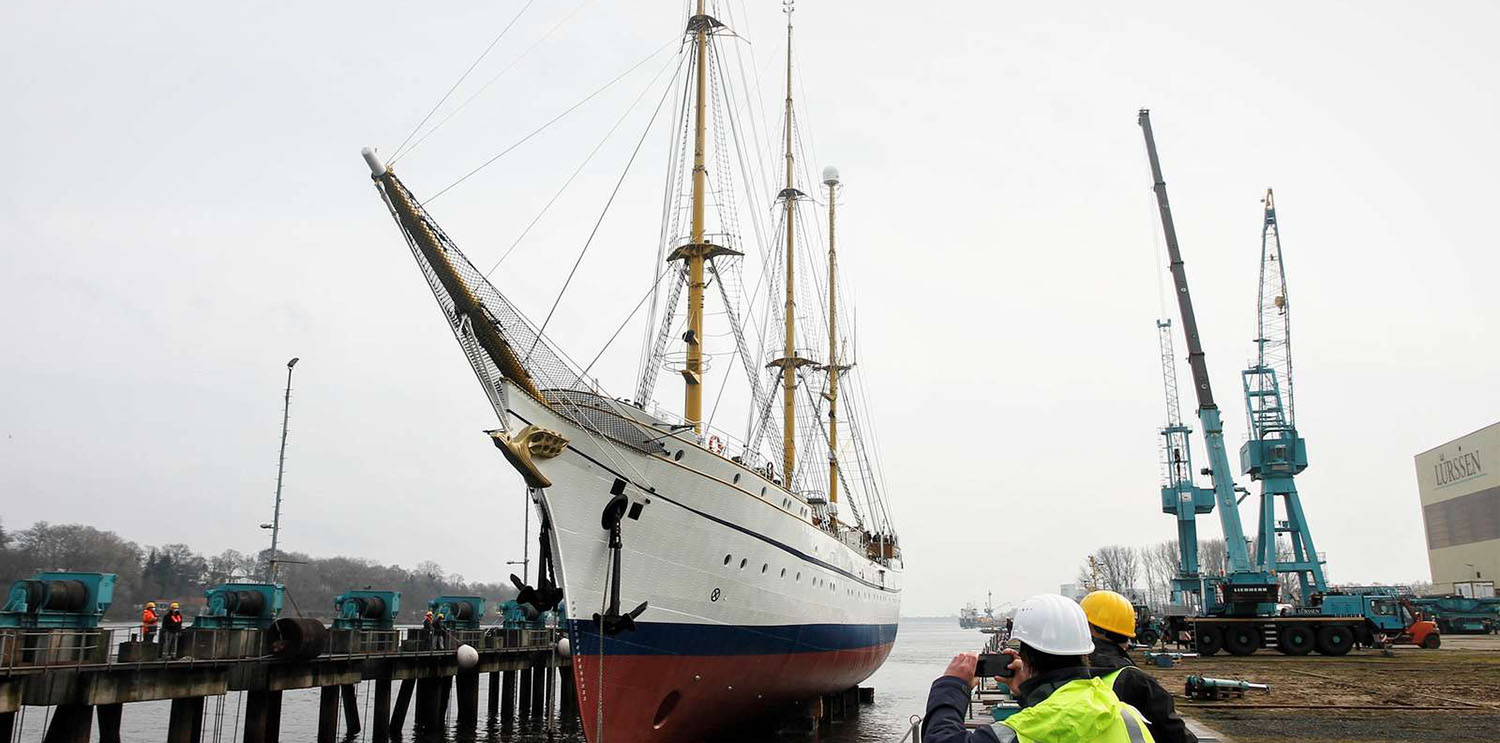 Das Segelschulschiff wird zu Wasser gelassen