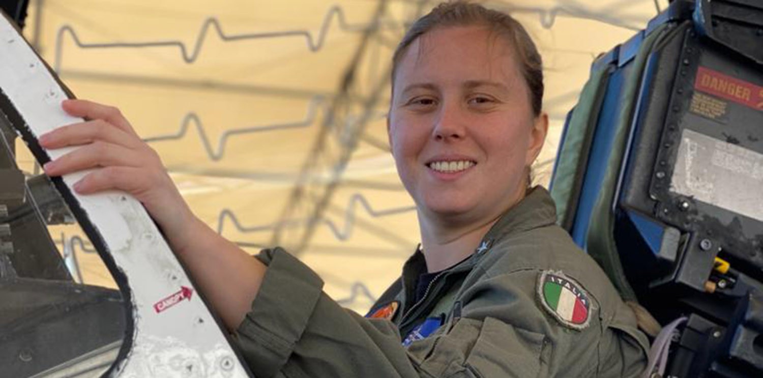 The first Italian woman in the pilot's seat of a naval jet: Erika Raballo