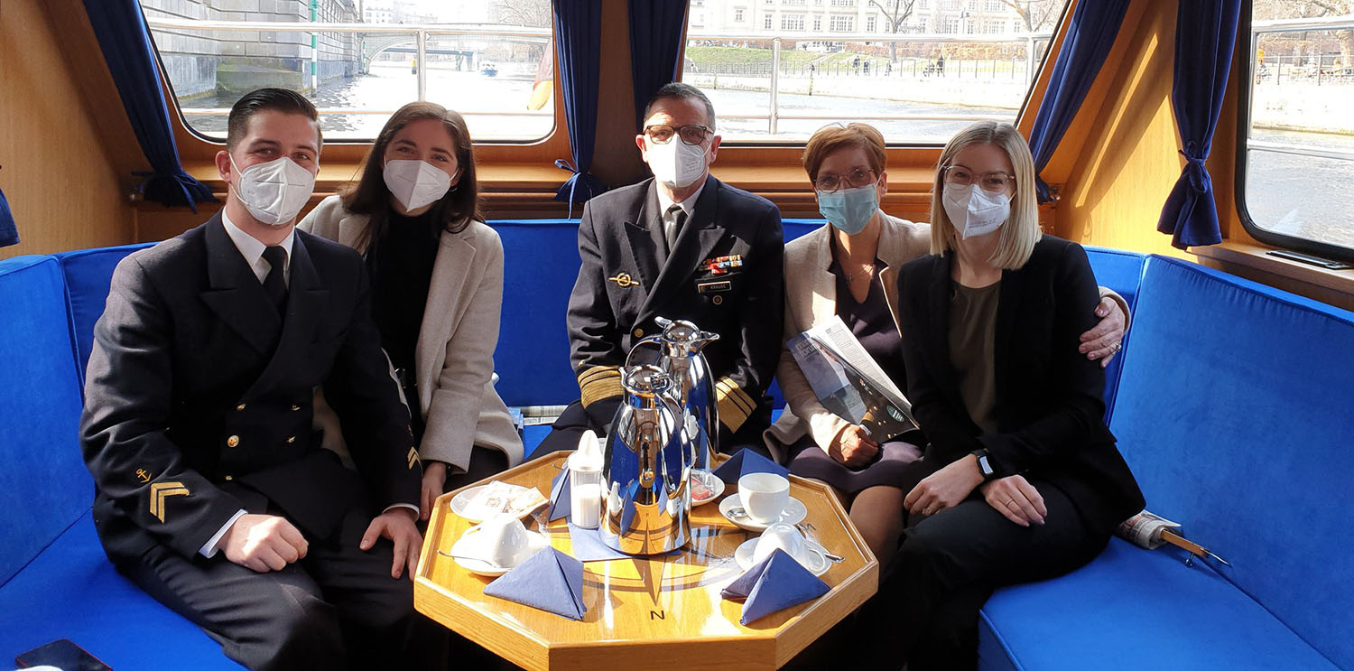 Abschied an Bord der Marine 1 im Kreis der Familie