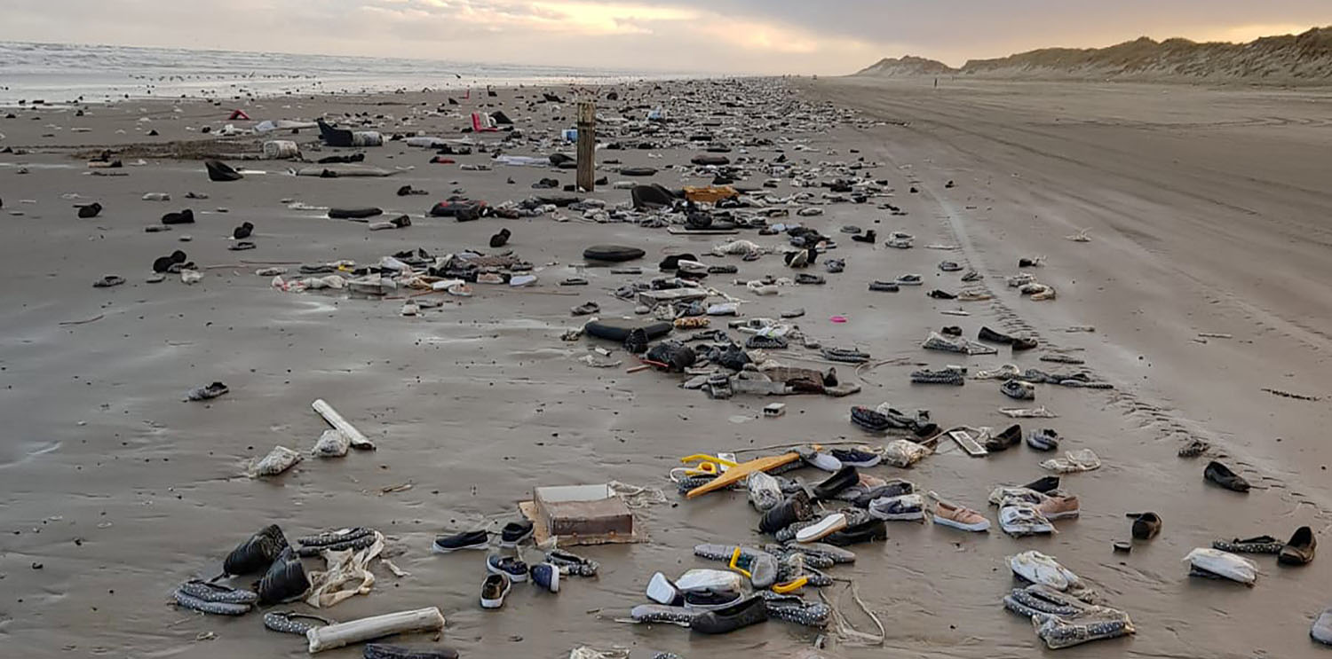 Strandgut nach der Havarie der MSC Zoe