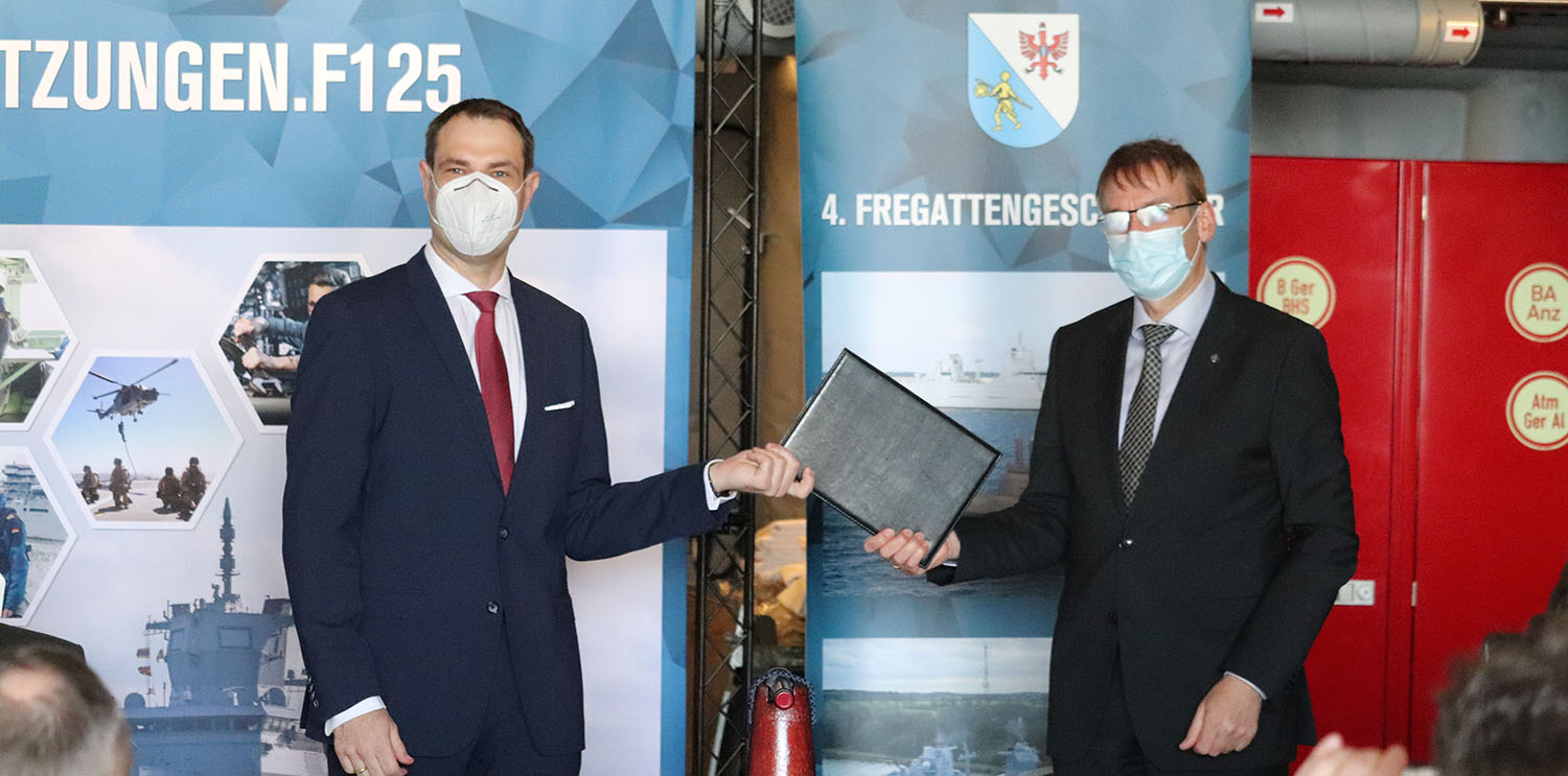 Patrick Buggenthin (l.) übergibt die Papiere an Matthias Rohde