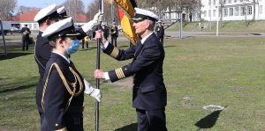 Kapitän zur See Matthias Kähler zum letzten Mal mit der Truppenfahne