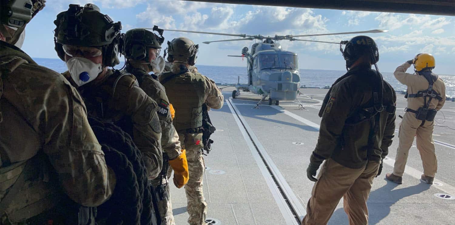 Auf der Berlin macht sich das litauische Boarding-Team bereit