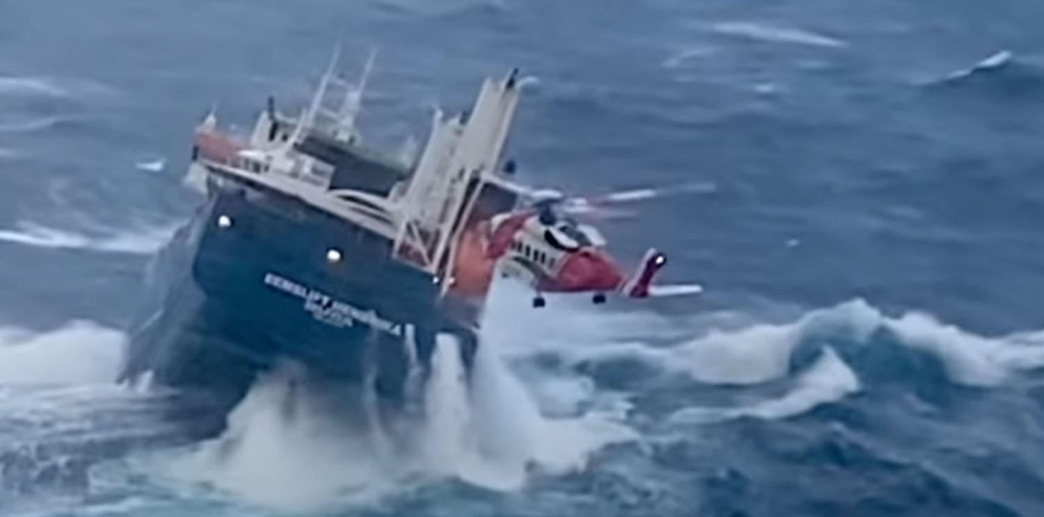 Bis zu 15 Meter hohe Wellen erschweren die Bergung erheblich