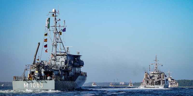 Minensucher aus verschiedenen Nationen auf dem Weg ins Einsatzgebiet