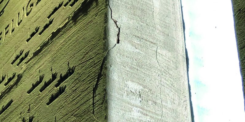 Risse im Beton des Laboer Ehrenmal