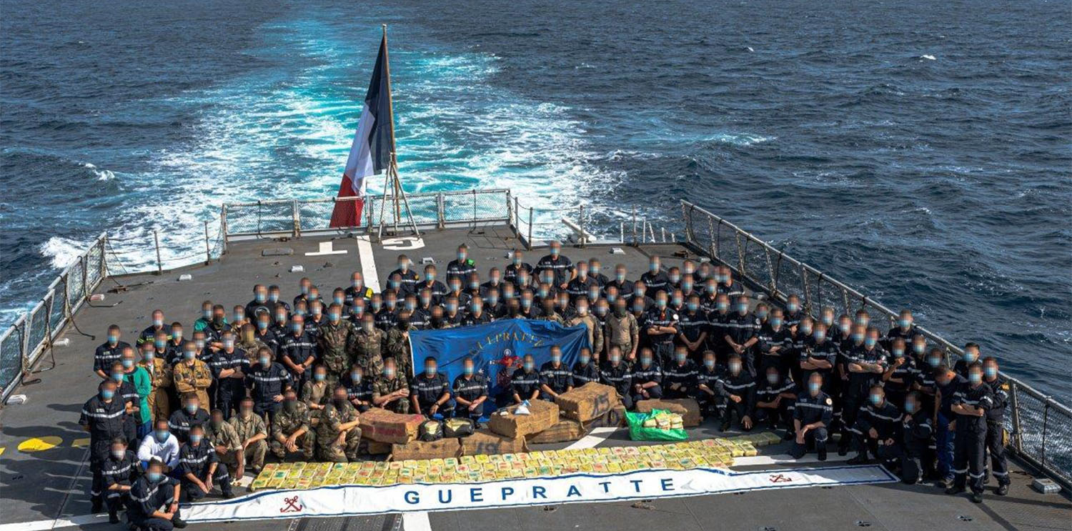 Stolz präsentiert die Besatzung der Guepratte die beschlagnahmten Drogen