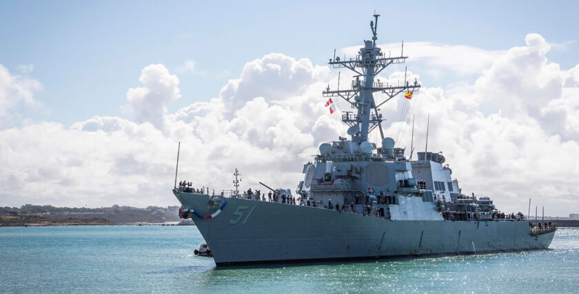 USS Arleigh Burke beim Einlaufen in Rota