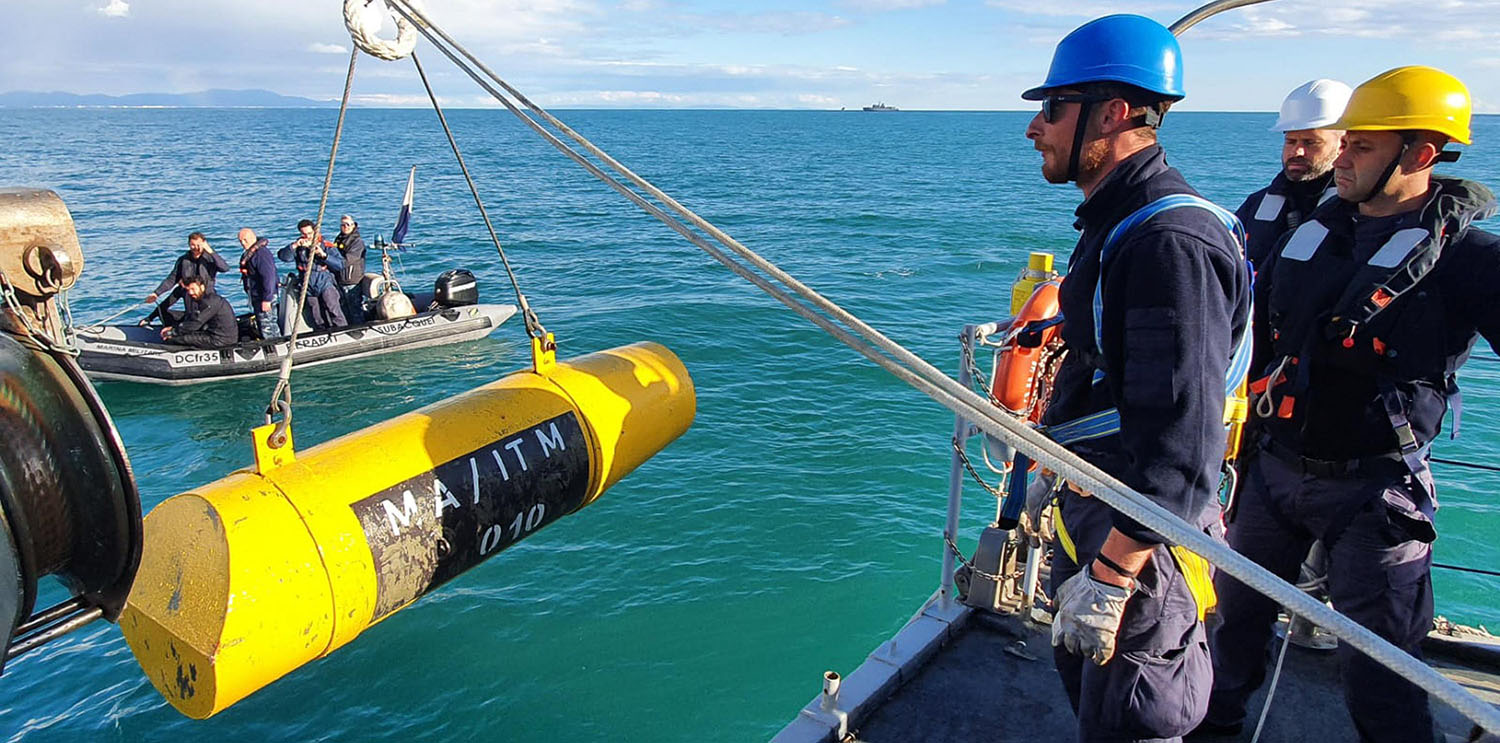 Die Besatzung der ITS Termoli bringt eine Minenattrappe an Bord