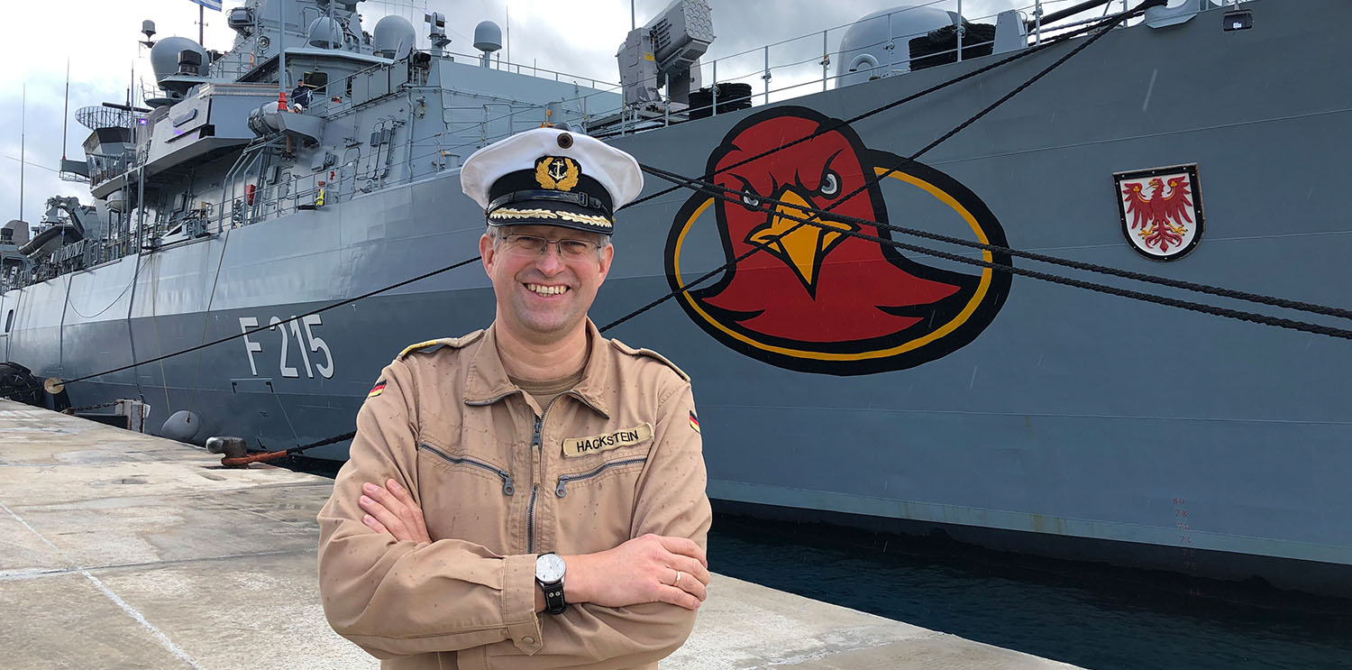 Kommandant Jan Hackstein vor der Brandenburg