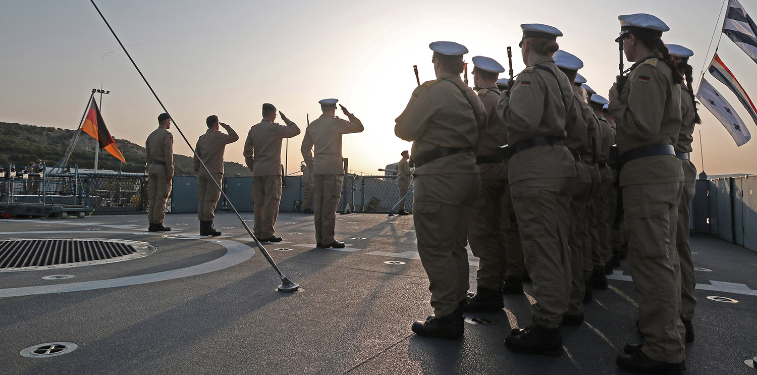 Besatzung angetreten am Tag der Deutschen Einheit