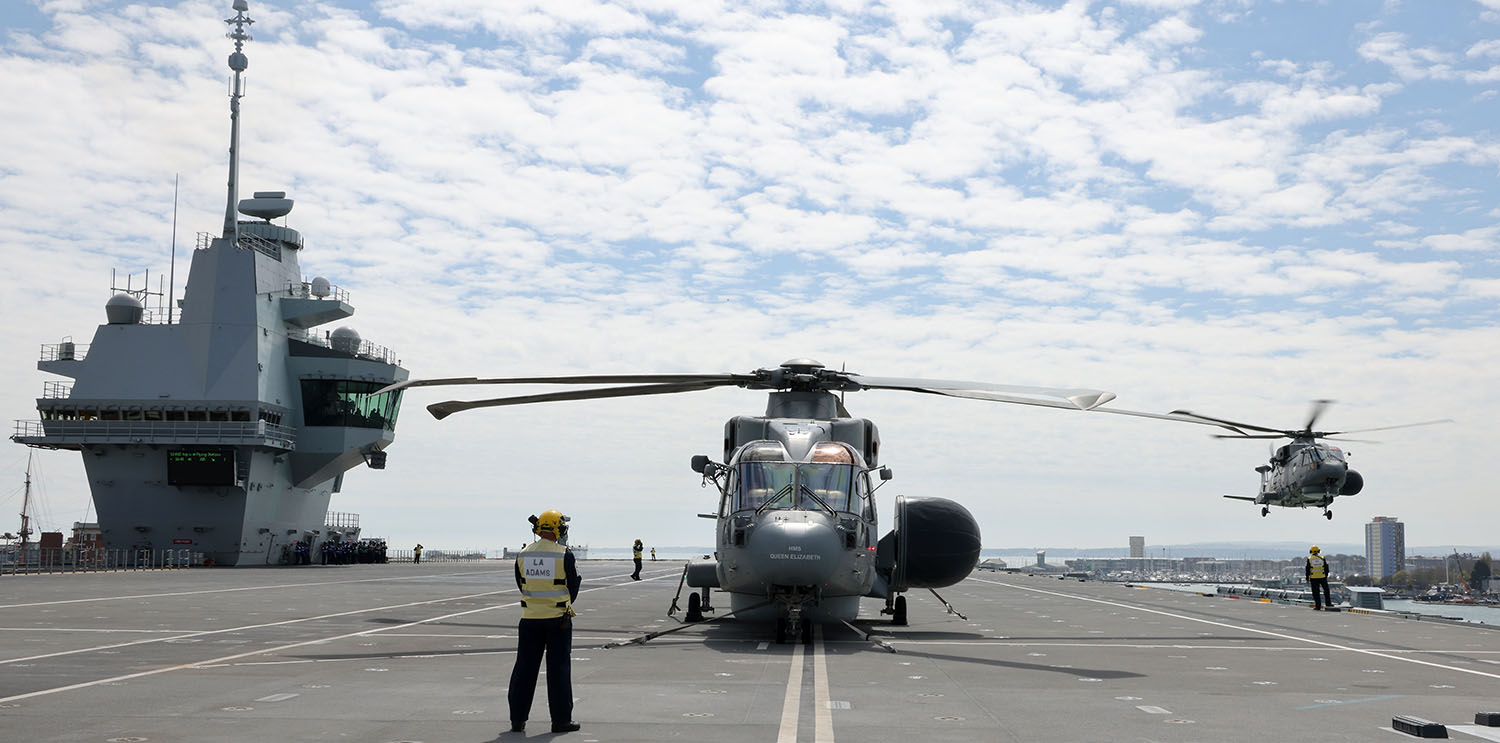 Landung der Crowsnest-Merlins mit ihren markanten Radarantennen