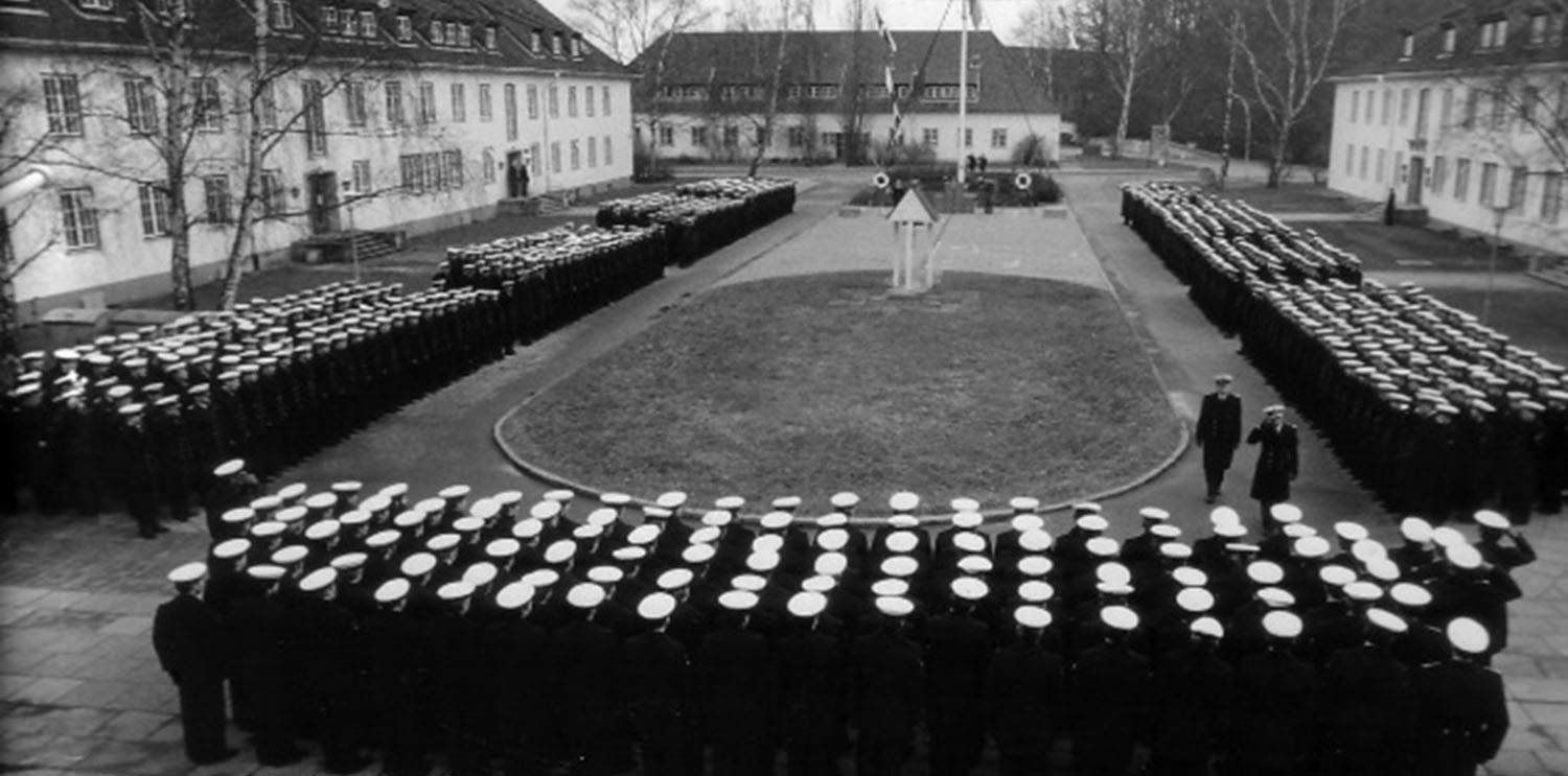 Lehrgangsabschlussmusterung 1983 mit Konteradmiral Dr.-Ing. Horst Geffers