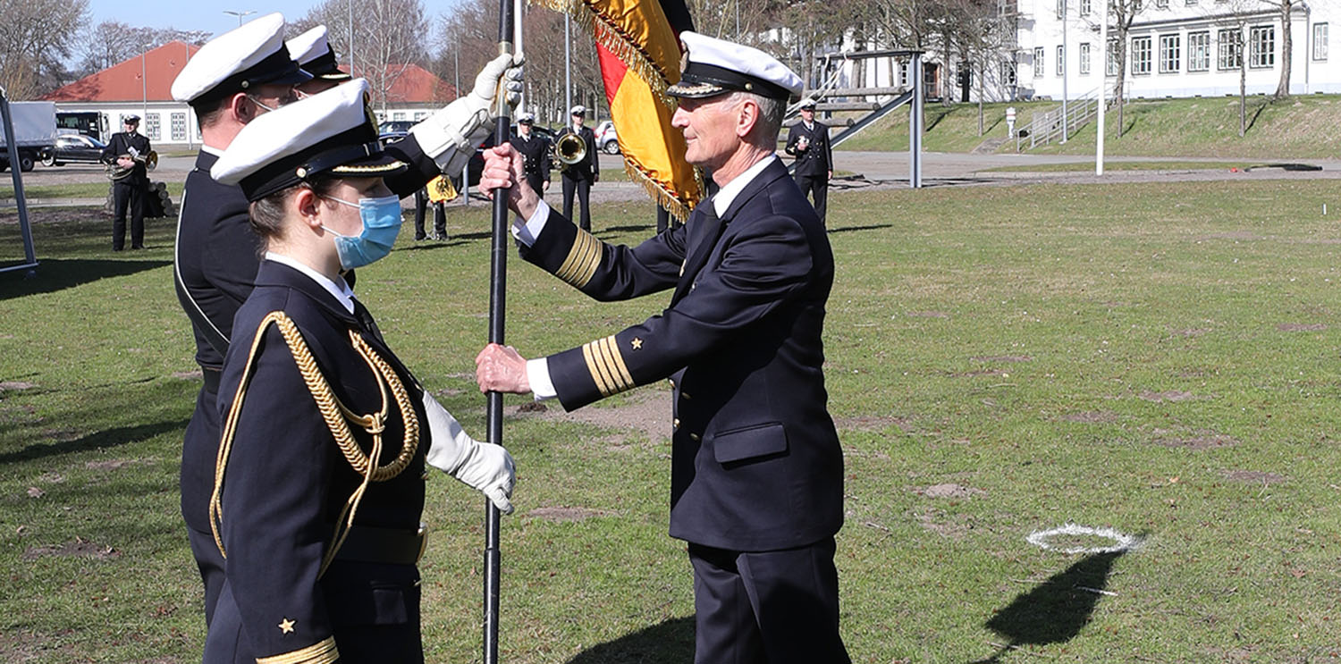 Kapitän zur See Matthias Kähler (r.)