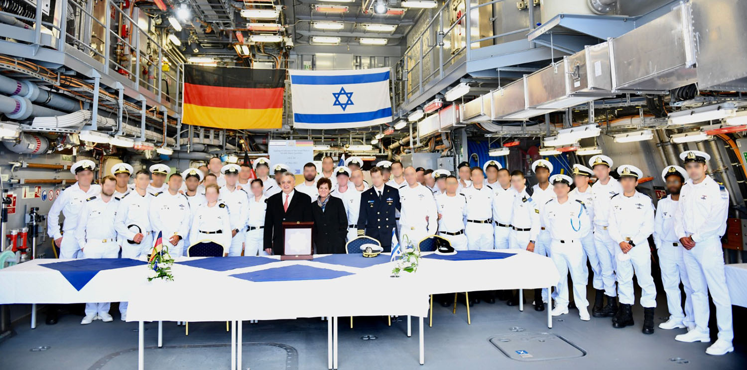 Der israelische Botschafter mit Gattin im Kreis der Besatzung