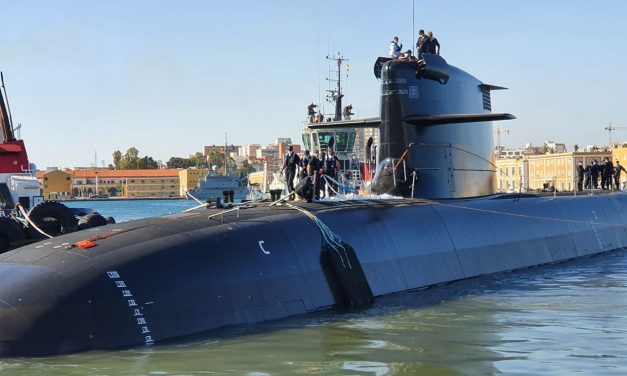 Isaac Peral schwimmt