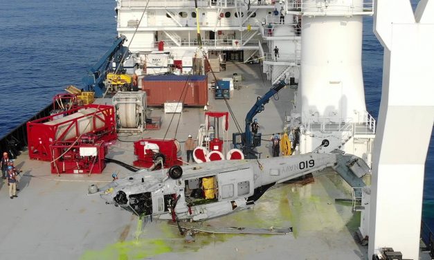 Hubschrauber aus Rekordtiefe geborgen