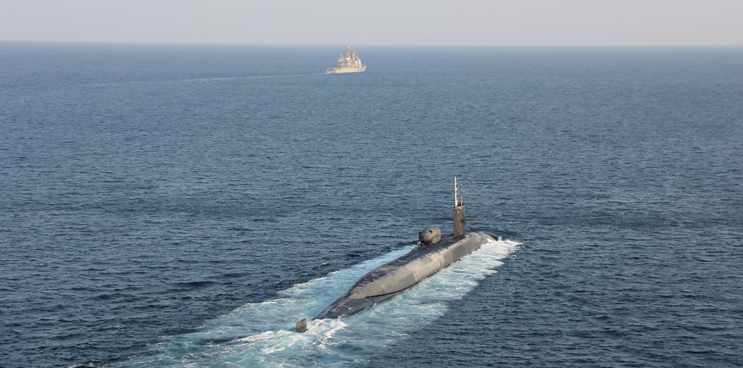 USS Georgia mit einem Kreuzer 2020 in der Straße von Hormus