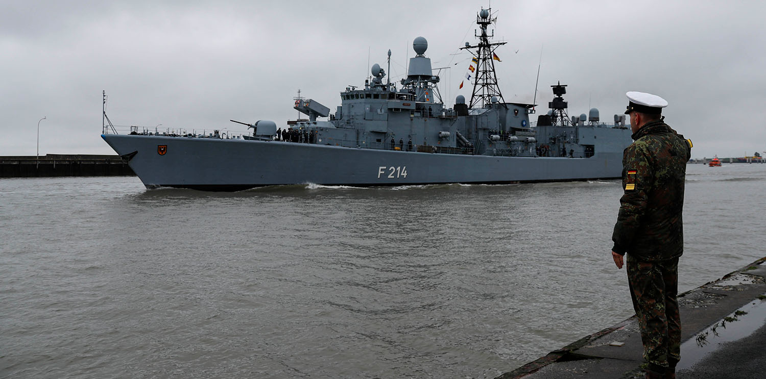 Flottillenadmiral Ralf Kuchler, Kommandeur Einsatzflottille 2, verabschiedet die Lübeck