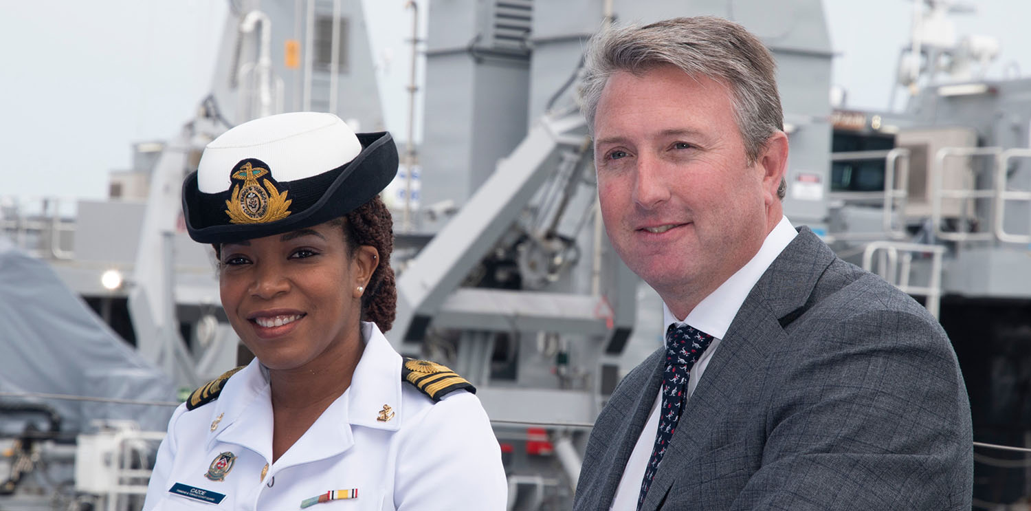 Lt Cdr Francise P. Cazoe (l.) und Austal-CEO Paddy Gregg