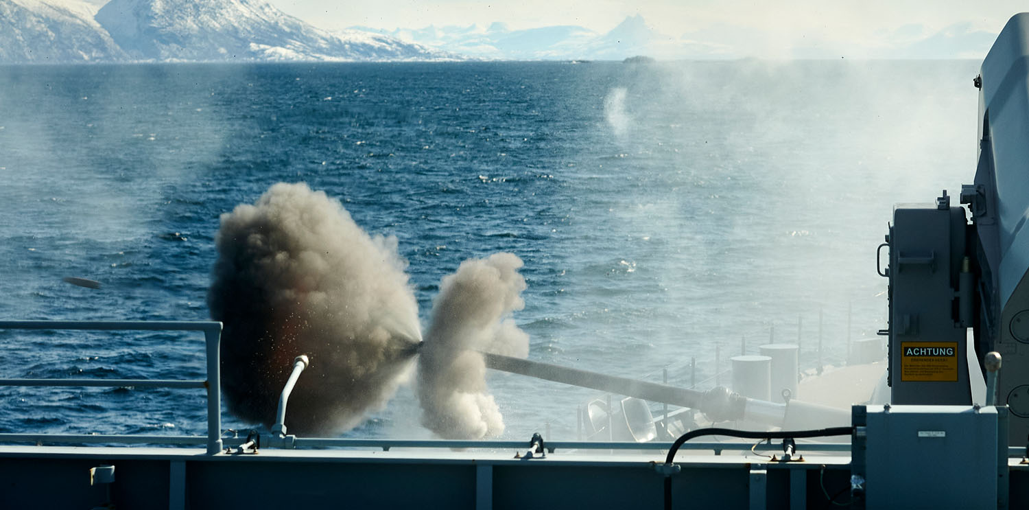 Schuss aus der 76-Millimeter-Kanone der Hamburg