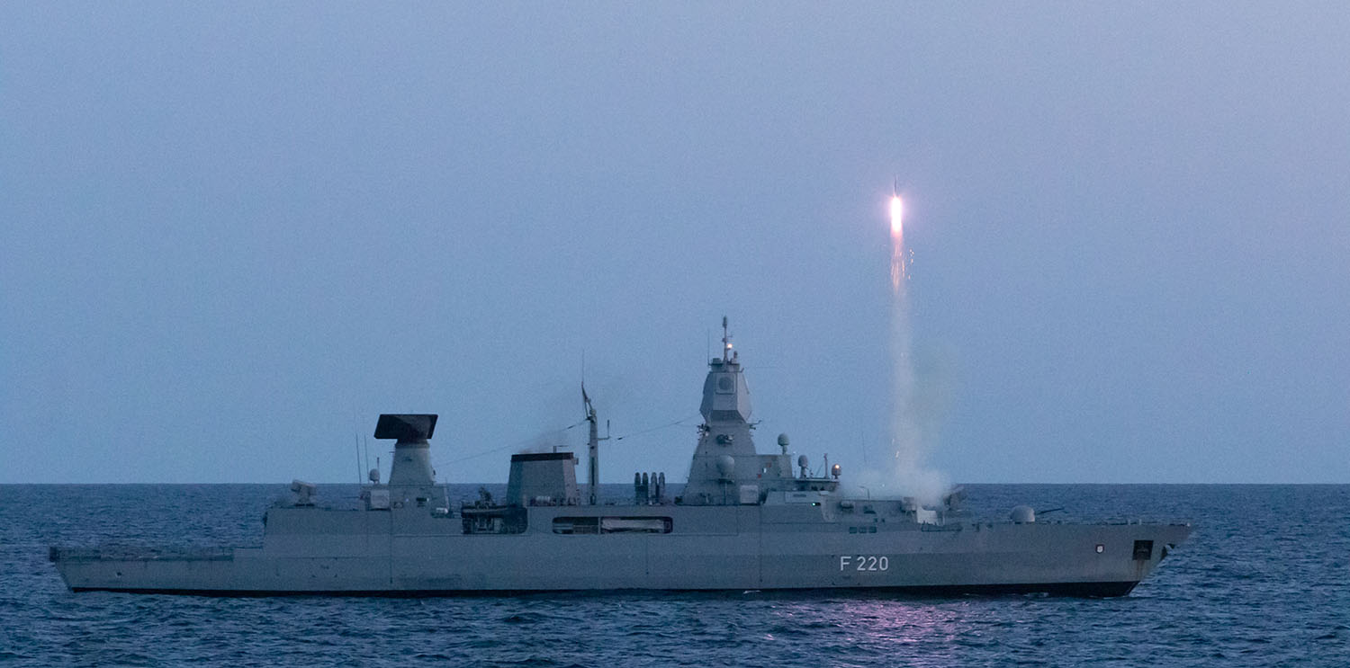 Fregatte Hamburg beim FK-Schuss