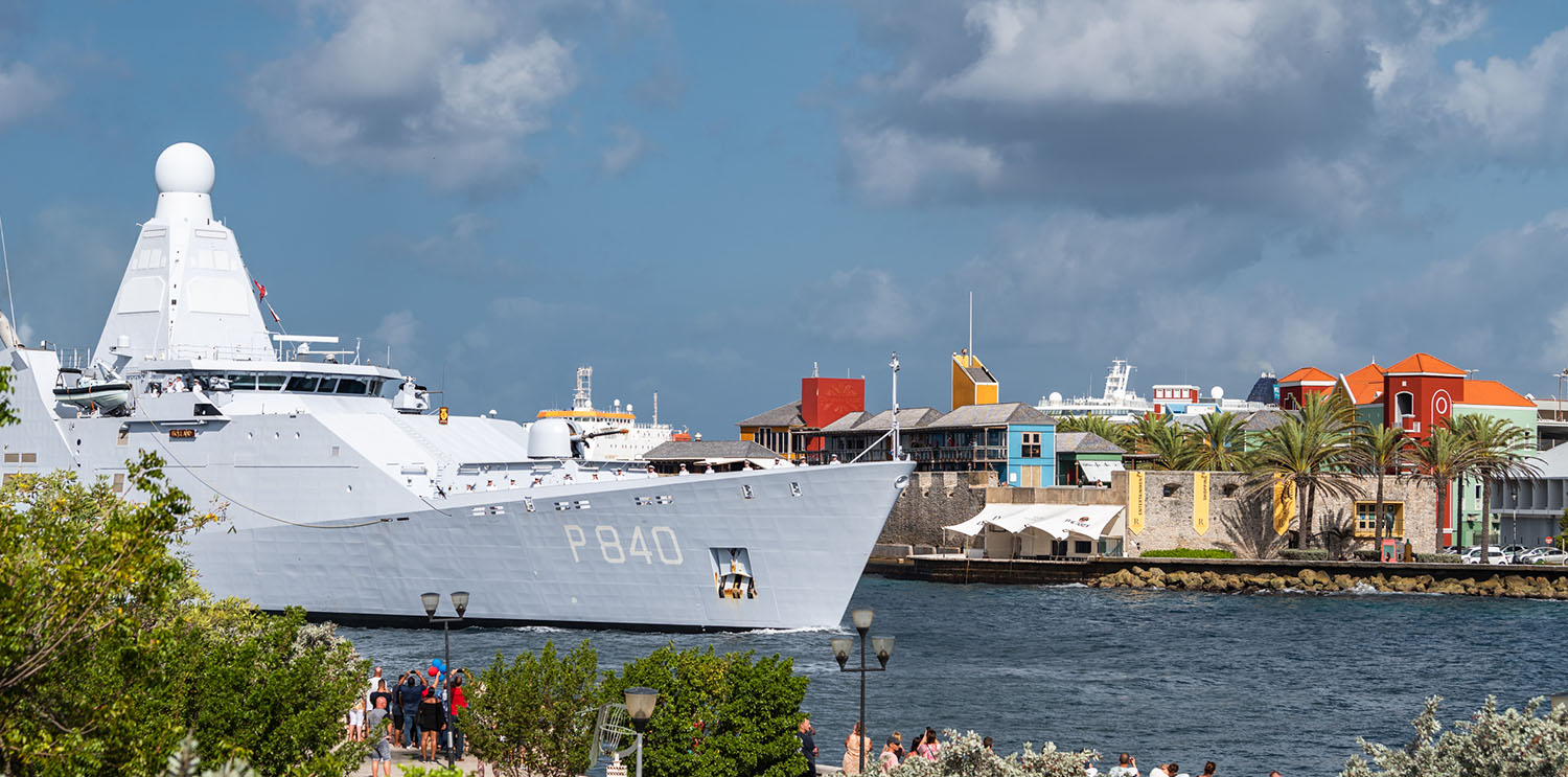 HNLMS Holland läuft in Willemstad ein