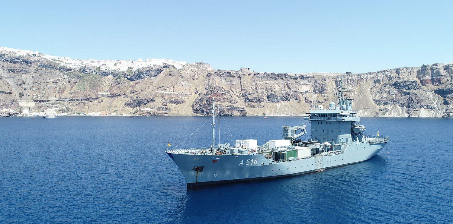 Tender Werra vor der griechischen Insel Santorin