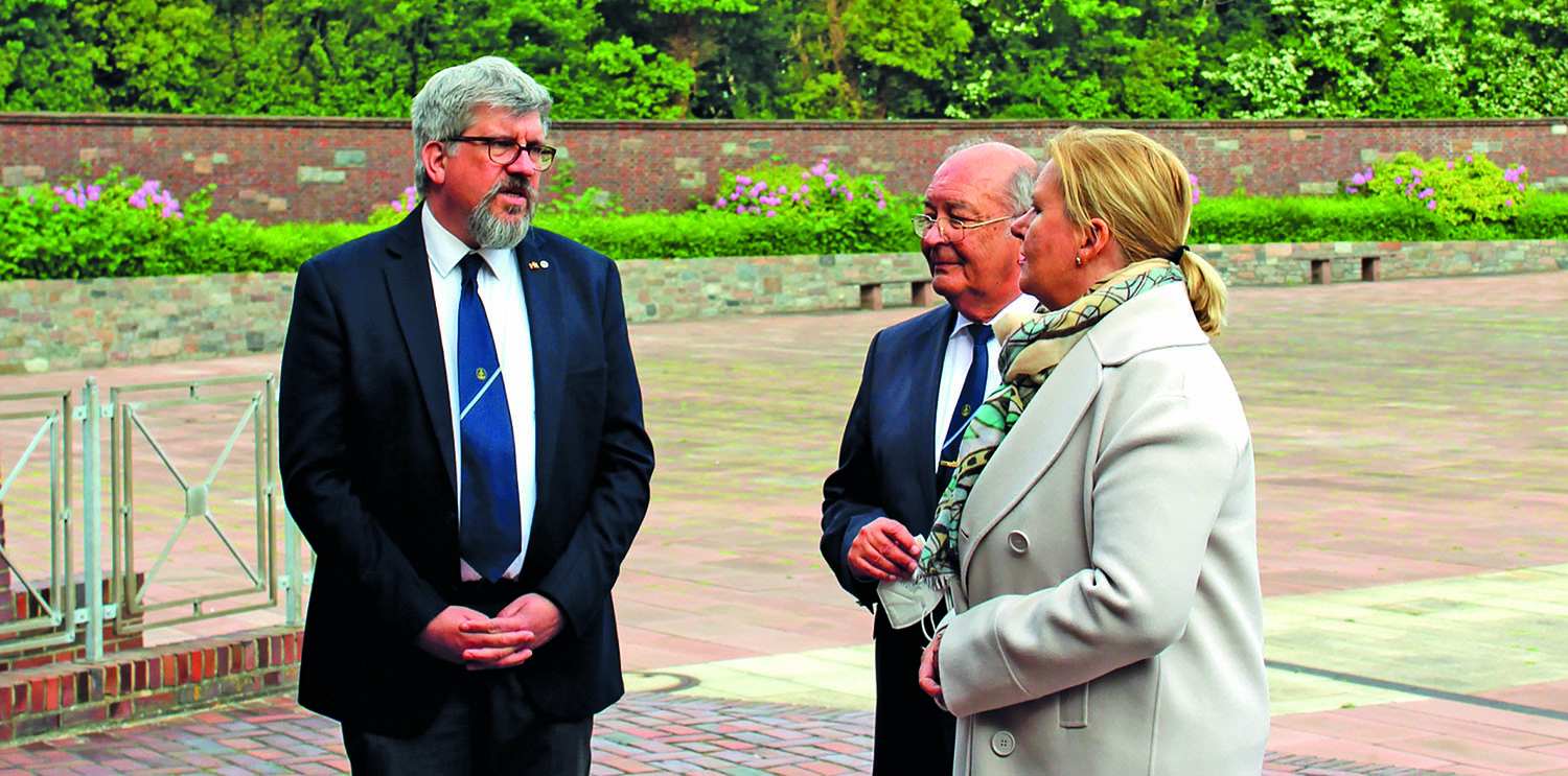 DMB-Historiker Jann M. Witt (l.) erläutert Eva Högl die Geschichte des MEM. In der Mitte DMB-Präsident Heinz Maurus