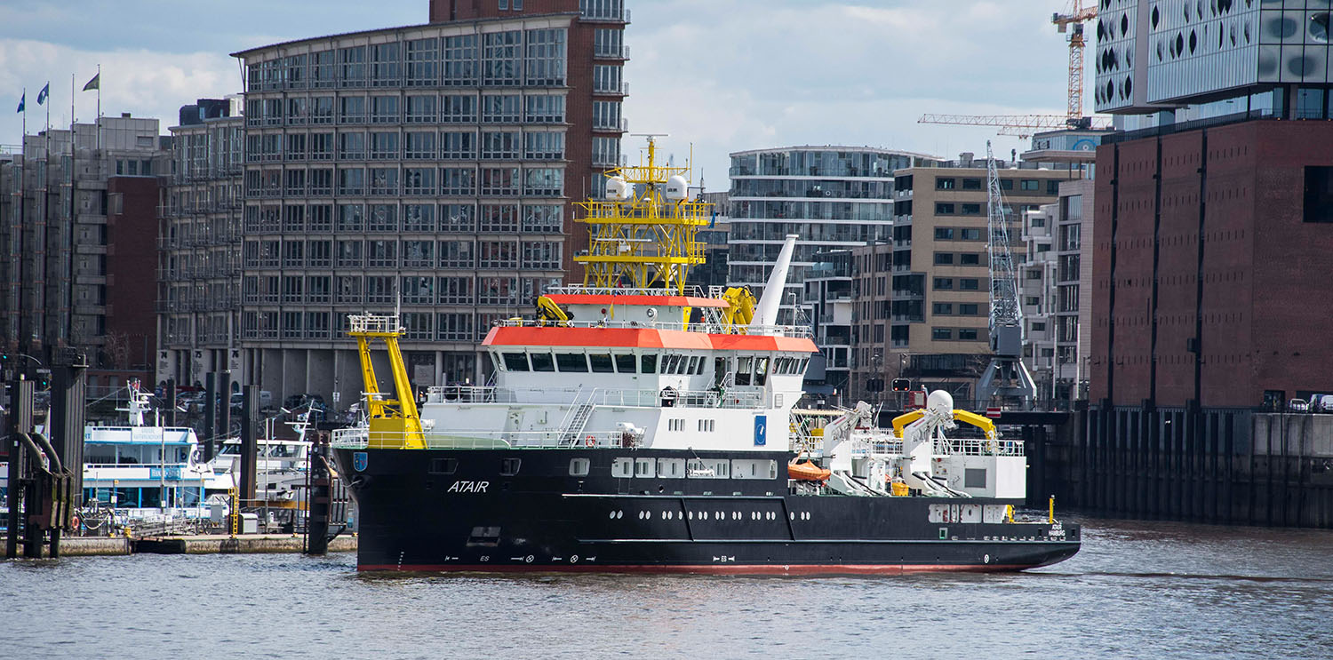 Atair vor der Kulisse Hamburgs