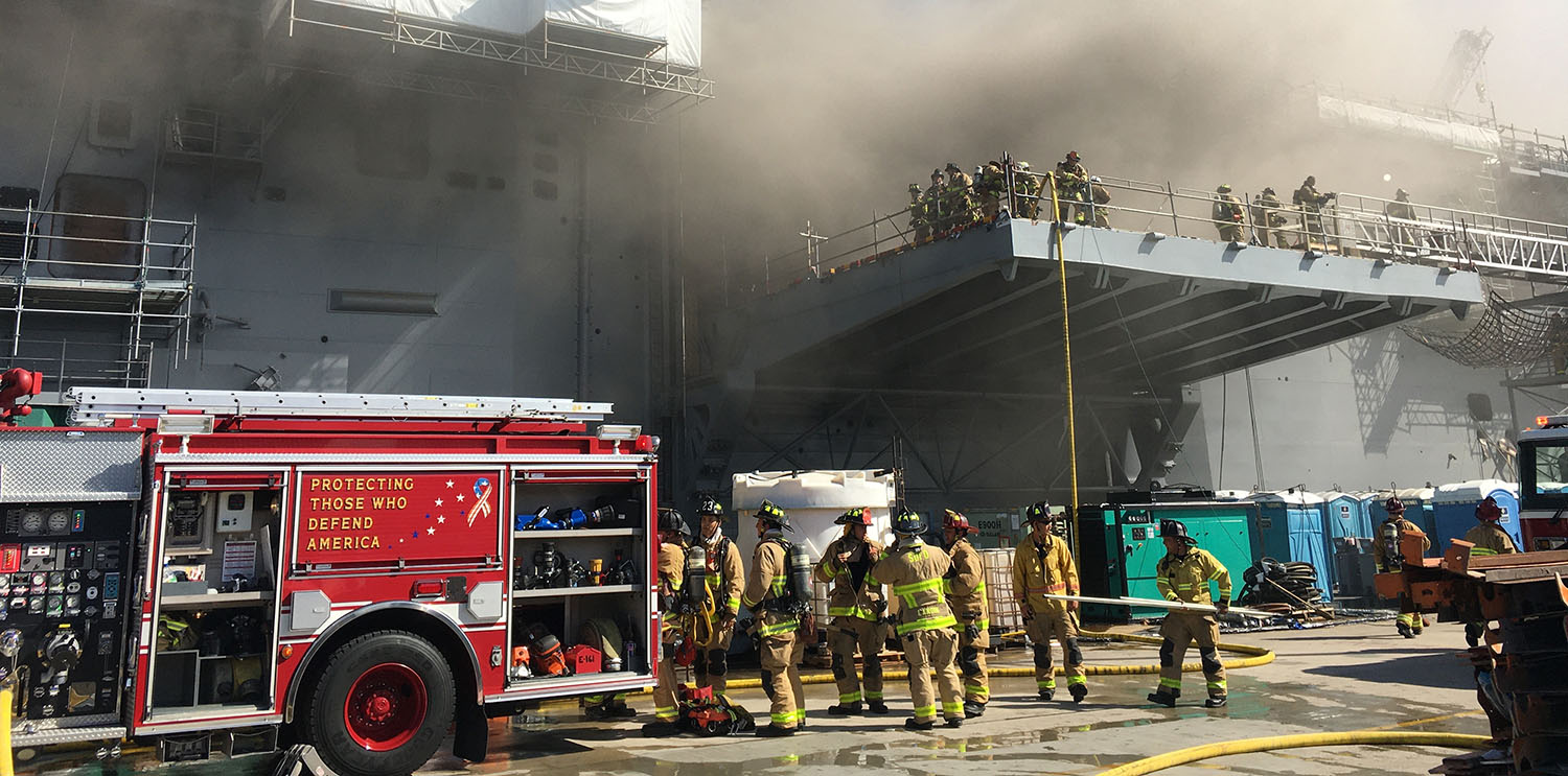 Zivile und militärische Feuerwehrleute versuchten, den Brand zu löschen