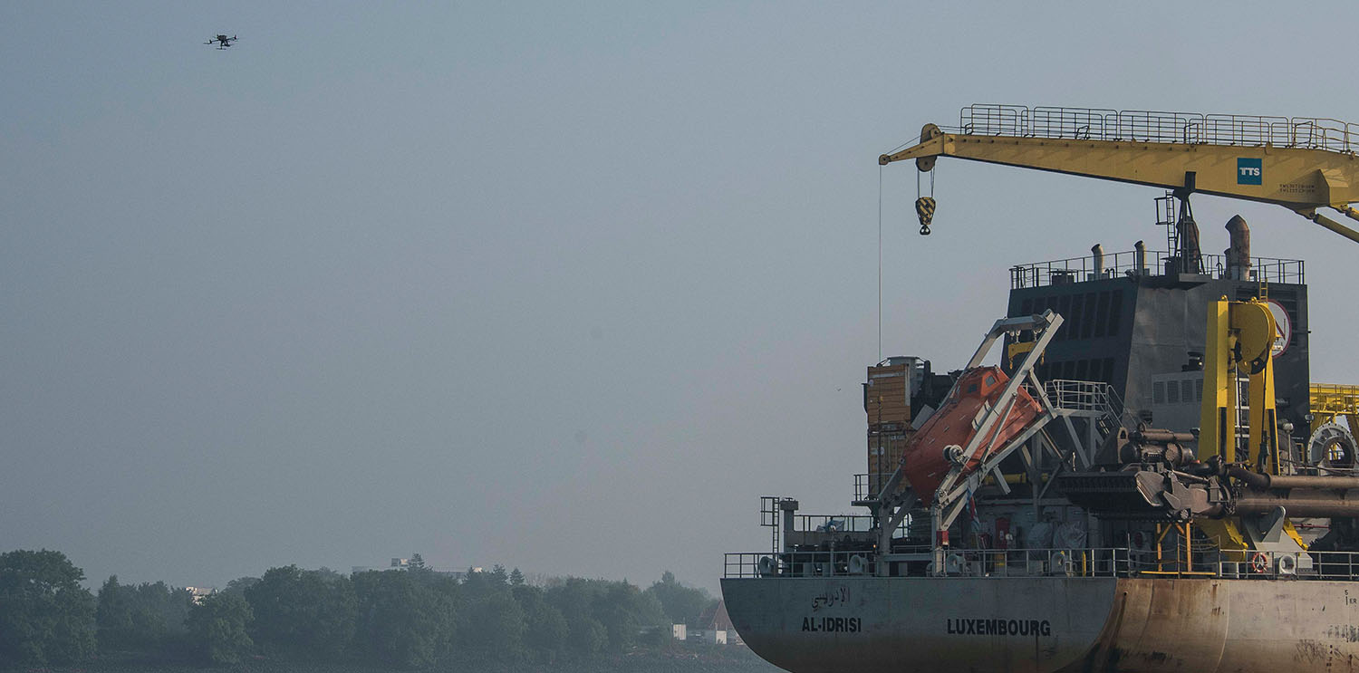 Drohne im Anflug auf ein Schiff