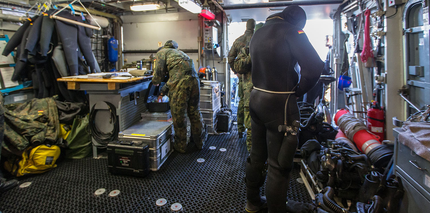Minentaucher bei der Einsatzvorbereitung