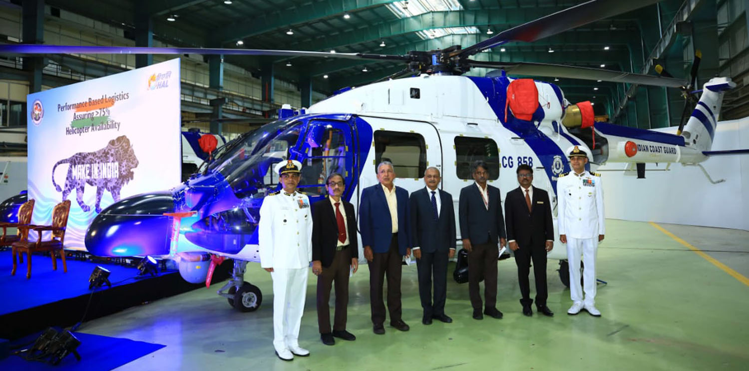 Gruppenbild mit Hubschrauber