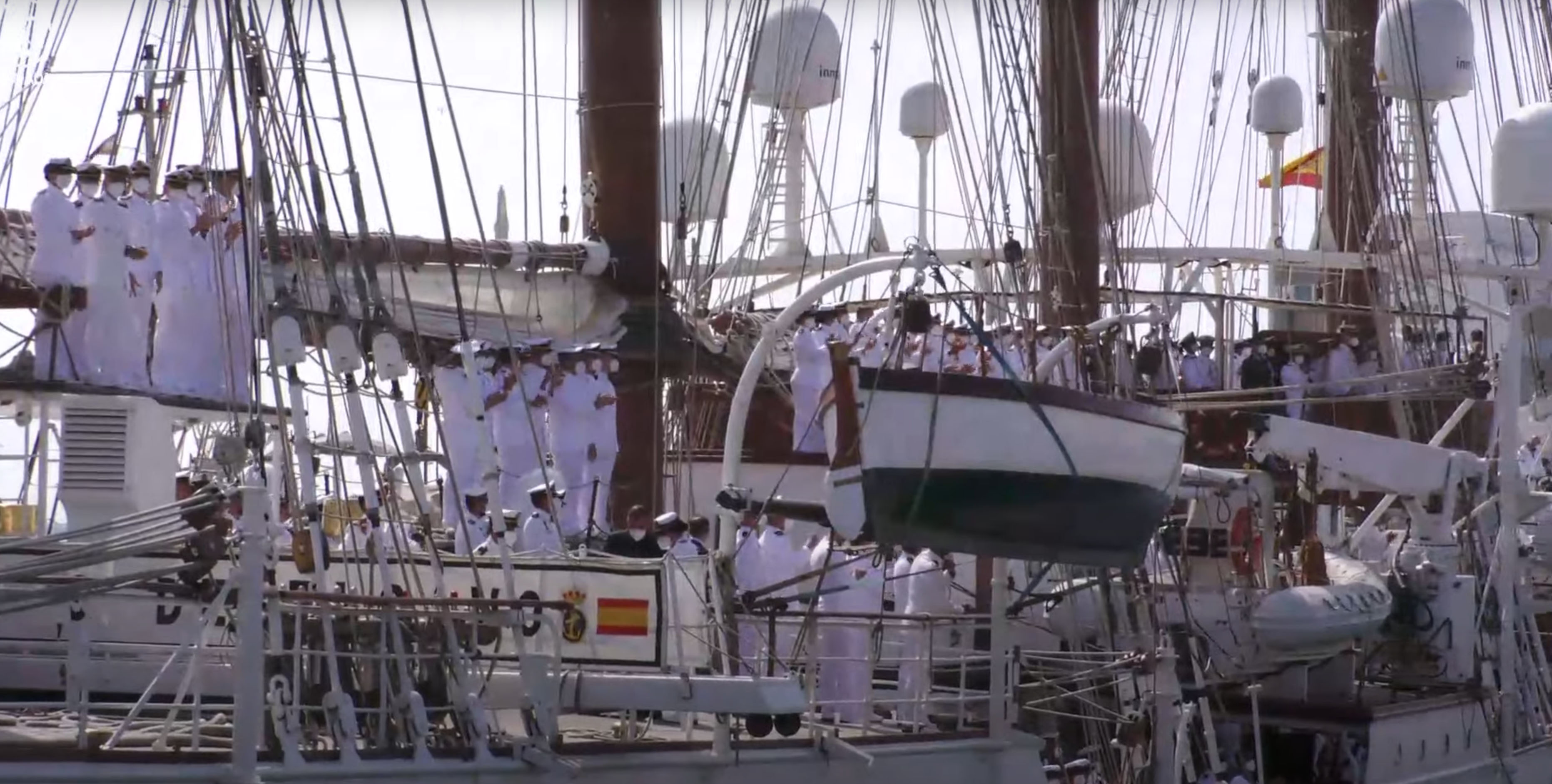 Die Besatzung ist an Oberdeck angetreten