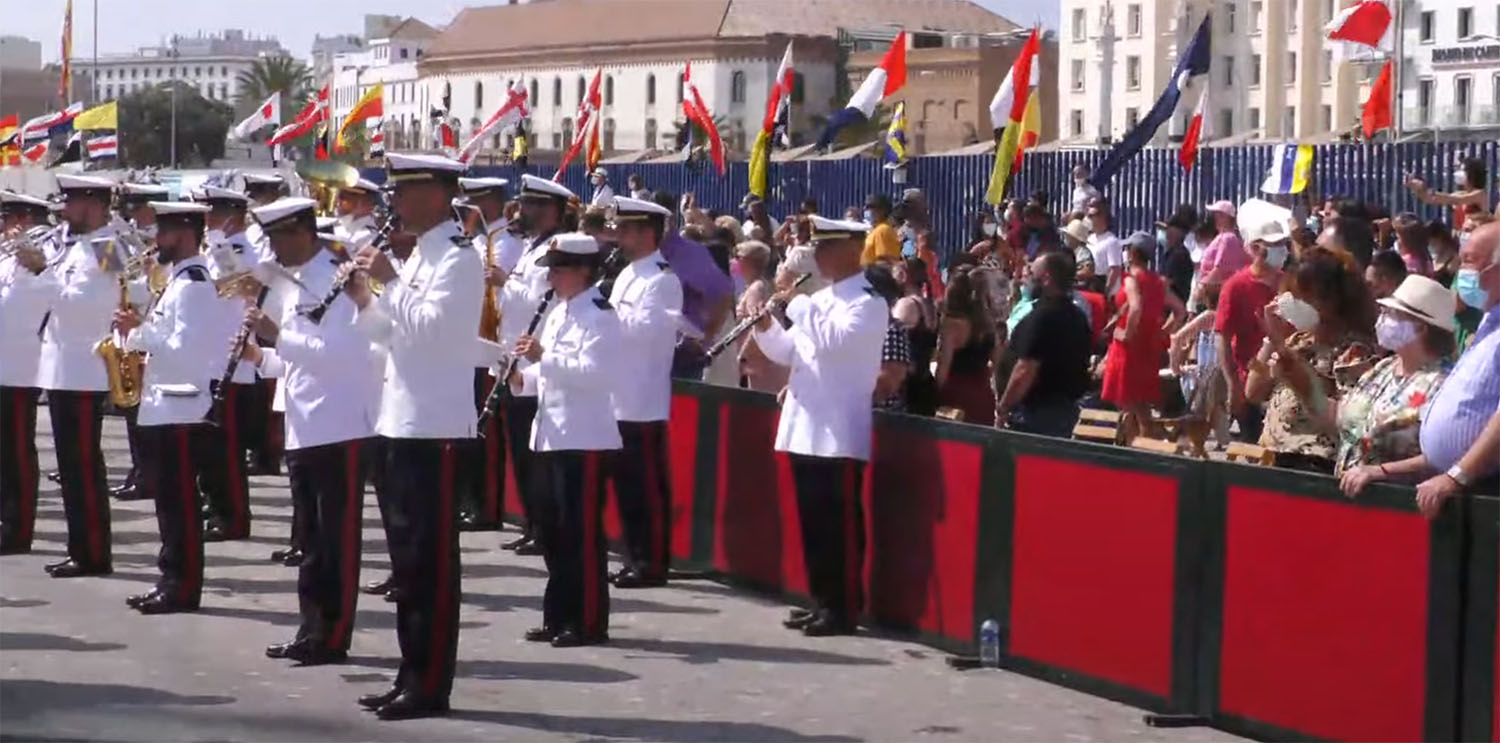 Angehörige begrüßen die Elcano