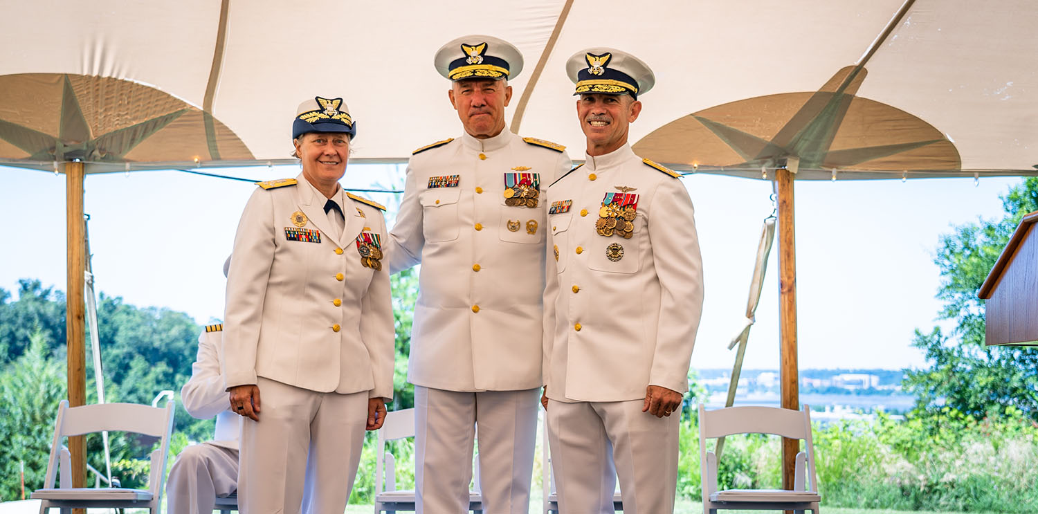 Admiral Karl Schultz (M.) verabschiedete Admiral Charlie Ray (r.) und begrüßte Admiral Linda Fagan