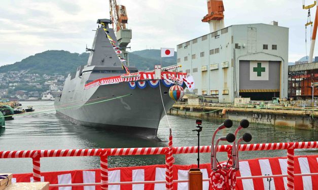 Taufe der dritten japanischen Mogami-Fregatte