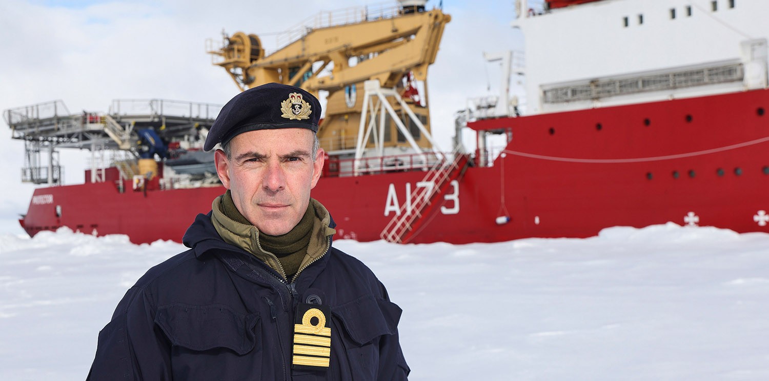 Captain Michael Wood, Kommandant der Protector