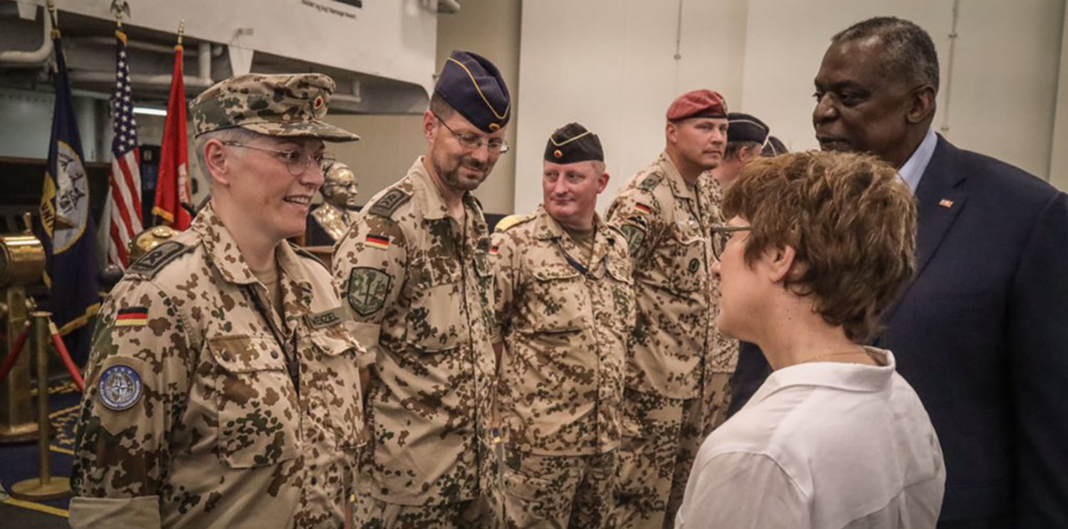 Kurzes Gespräch mit deutschen Soldaten auf der Truman