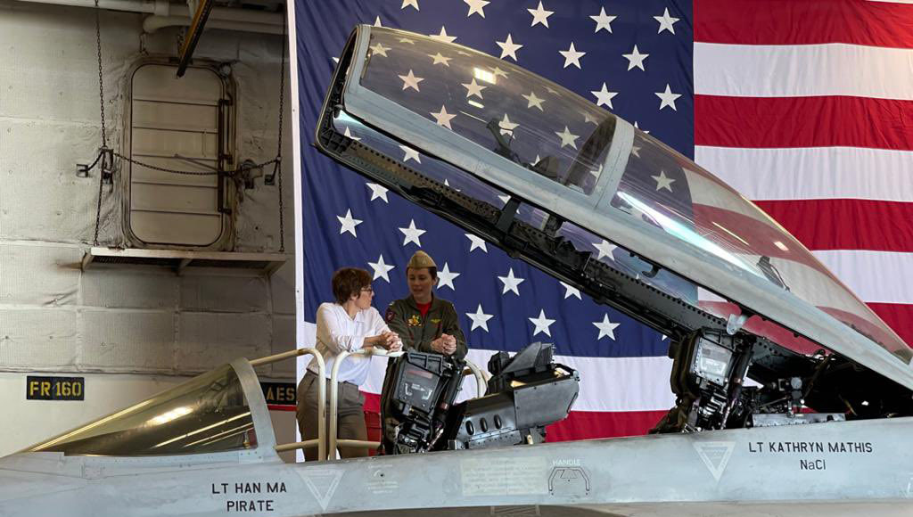 Benötigen Sie noch etwas? AKK lässt sich eine F/A-18 erklären