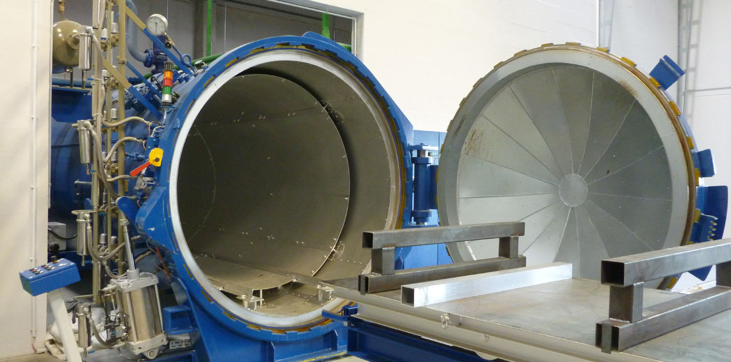 In der Autoklaf-Anlage werden die Schutzplatten vulkanisiert