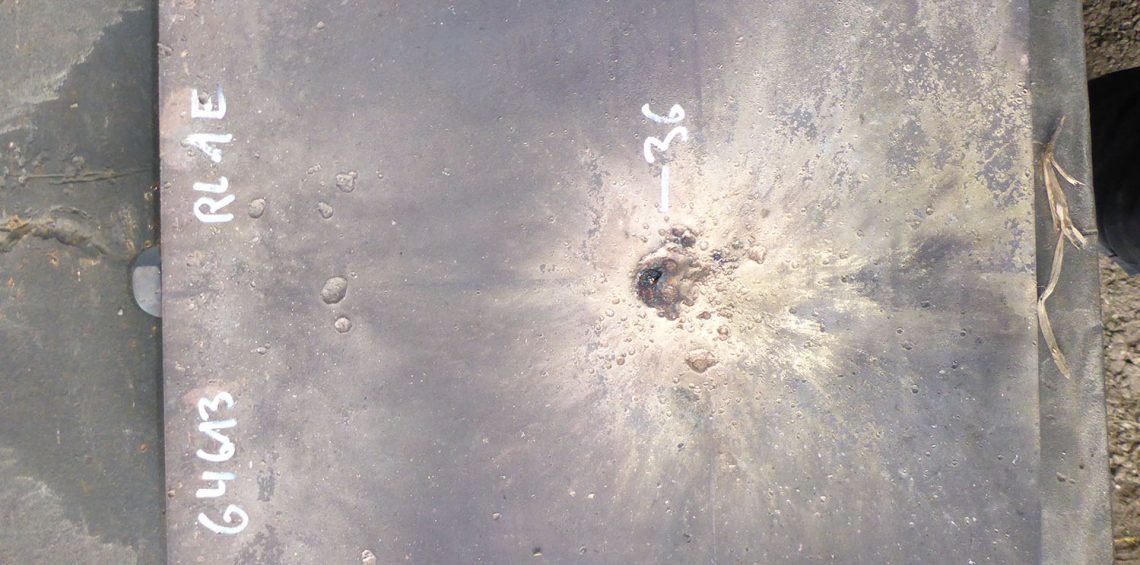 Eindringleistung einer Hohlladung nach Störung des Holladungsstrahls durch einen passiven Beulblechaufbau