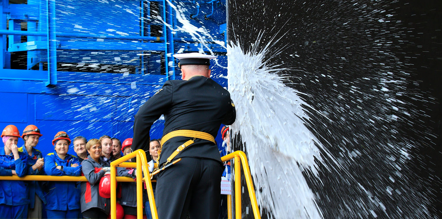 Der Kommandant zerschlägt eine Flasche Sekt am Rumpf