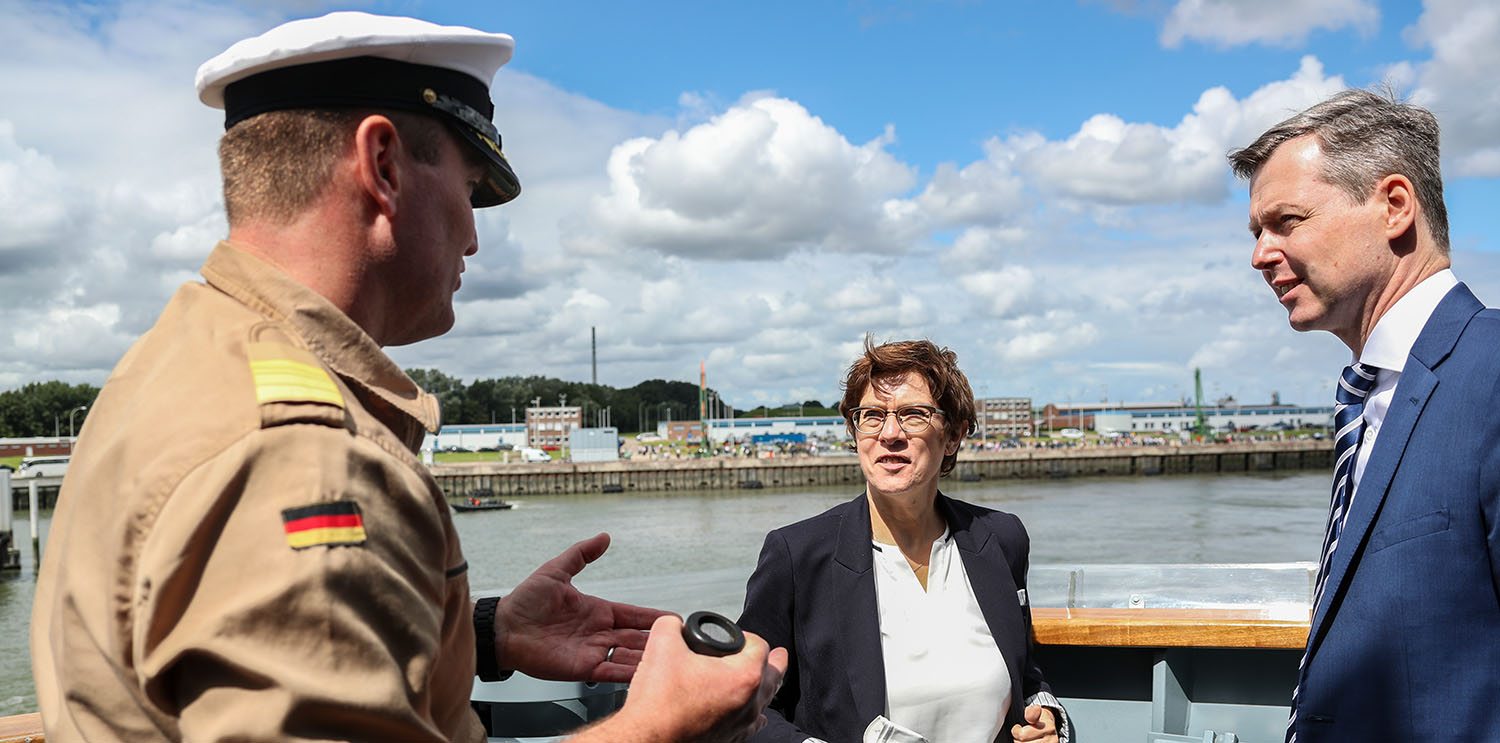 Ein Stück weit fährt Ministerin Kramp-Karrenbauer mit