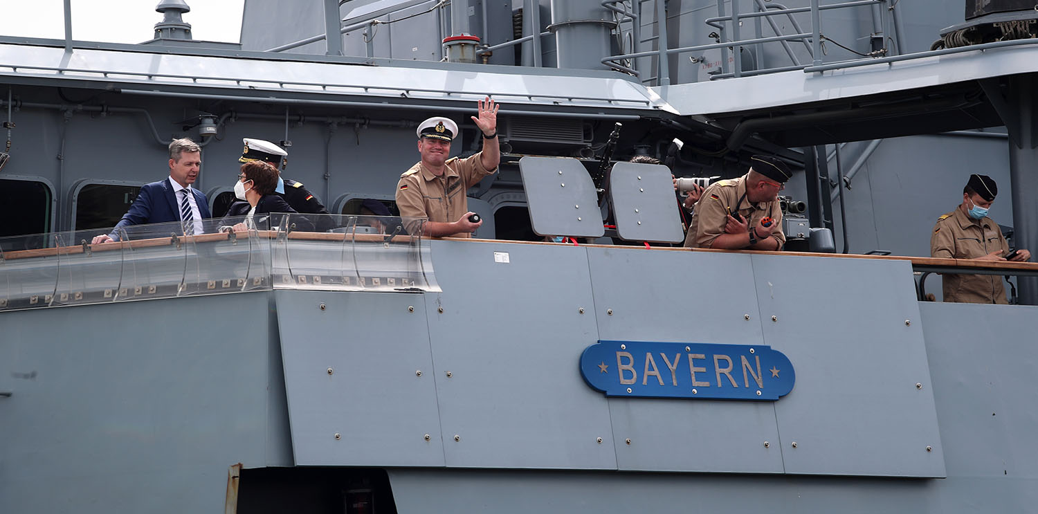 Der Kommandant der Bayern grüßt zum Abschied